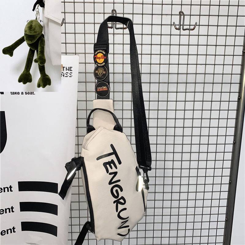 Q86 - WHITE + RANDOM THREE BADGES + FROG